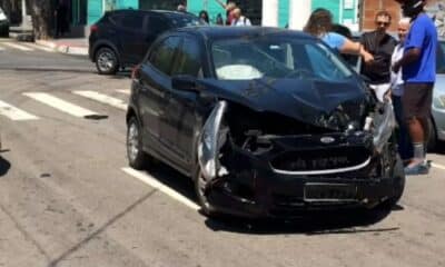 Acidente envolvendo dois veículos no cruzamento da rua Antônio Ataíde com a Castelo Branco, no Centro de Vila Velha