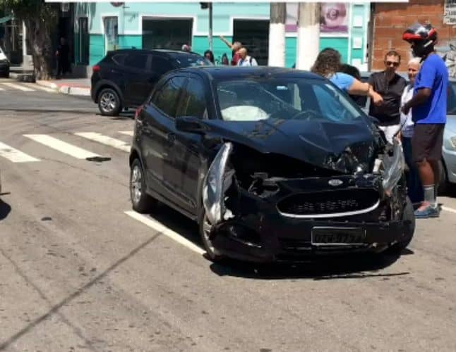 Acidente envolvendo dois veículos no cruzamento da rua Antônio Ataíde com a Castelo Branco, no Centro de Vila Velha