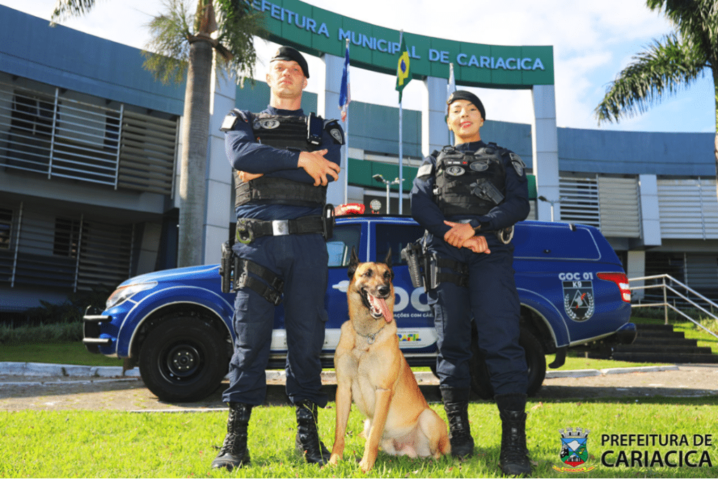 Agentes George e Lessa com o cão German