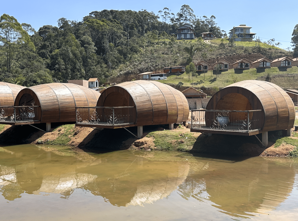 Chalés de Barril no Circuito Caravaggio, em Santa Teresa