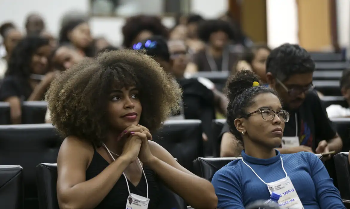 A educação a distância se aproxima dos cursos presenciais, com quase 49% das matrículas no Brasil. Foto: Agência Brasil