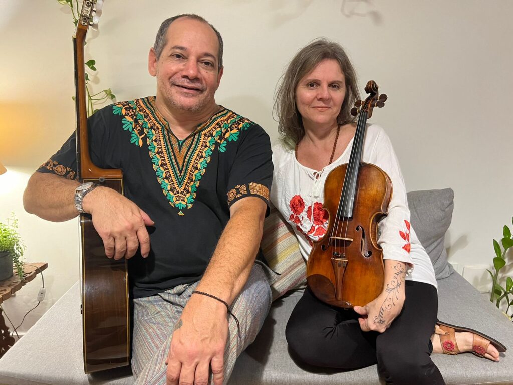 Duo Kanarô, formado por Claudine Abreu e Ded Bonfim