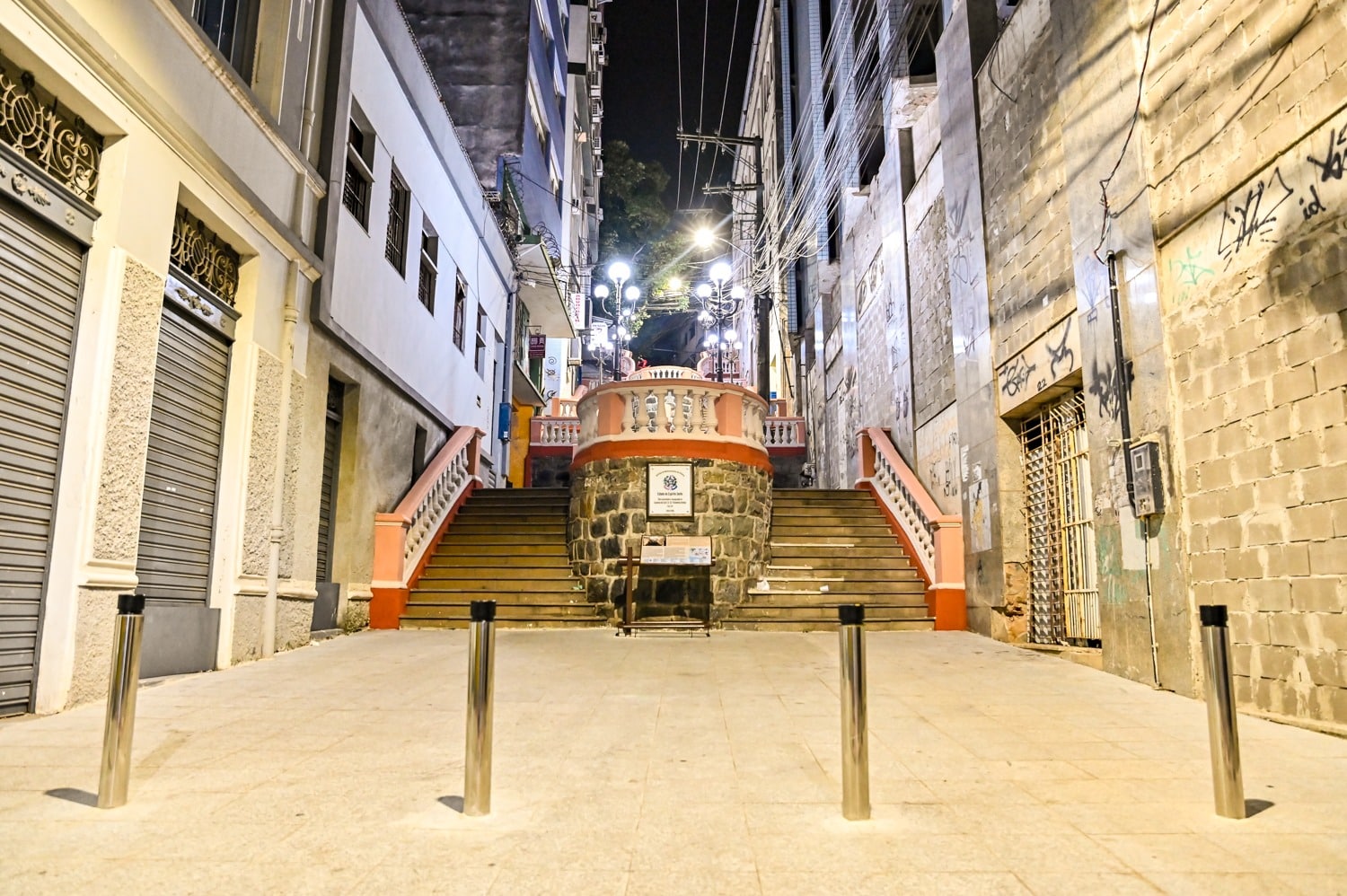 A Escadaria Maria Ortiz brilha com sua nova iluminação e acessibilidade, conectando o passado ao presente. Foto: Jansen Lube