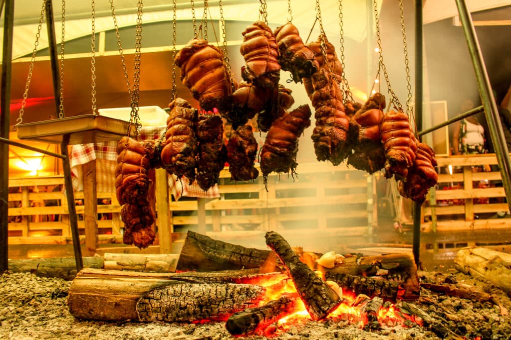 De 10 a 20 de outubro, o estacionamento do Shopping Vila Velha se transforma em um verdadeiro paraíso gastronômico no Festival Assadores + Degusta Beer. Foto: Divulgação