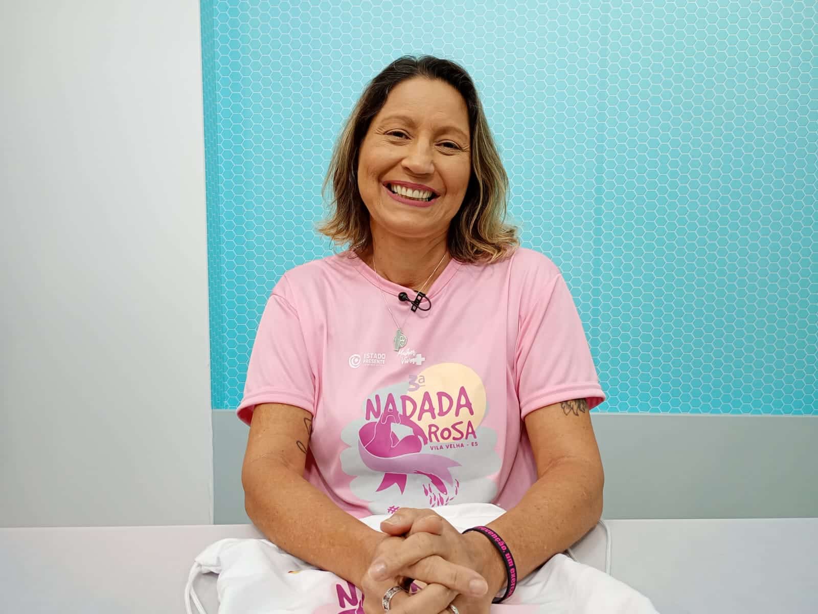 A idealizadora do projeto "Nadada Rosa", Janice Delunardo, conta que o evento reúne nadadores e público em Vila Velha para promover a conscientização sobre o câncer de mama. Foto: Rafael Nery