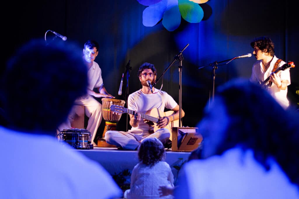 Lucas Eller, músico e instrutor de yoga, à frente do projeto Expresso Sonoro, que leva a prática de yoga para crianças e adolescentes capixabas