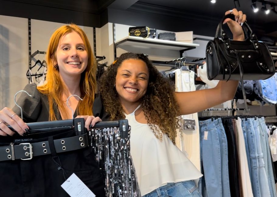 Madu e a vendedora Steffany na Whatever Shop. Foto: Sebrae ES