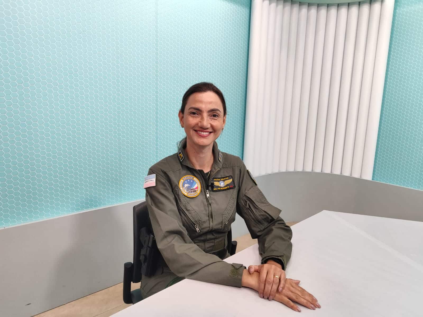 Major Elisabeth, a primeira mulher a comandar aeronaves no Notaer, revela sua trajetória cheia de desafios e conquistas. Foto: Fernanda Côgo