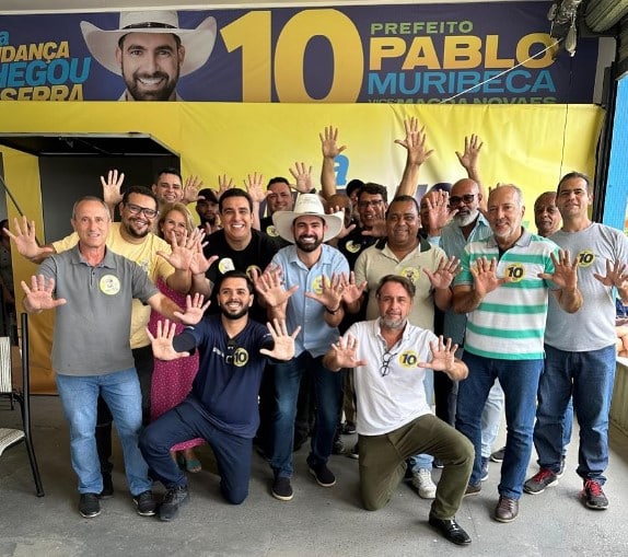 Pablo Muribeca (ao centro, de chapéu), rodeado por apoiadores que se juntaram à sua campanha no 2º turno