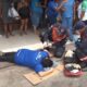 Professora que se acidentou em buraco em Guarapari é socorrida por Bombeiros.