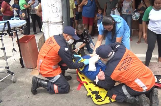 Professora que se acidentou em buraco em Guarapari é socorrida por Bombeiros.