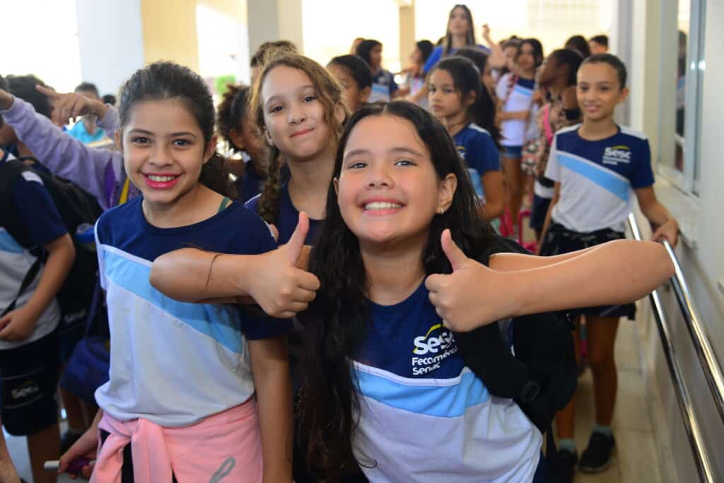 Alunos da Rede Sesc de Educação posando pra foto