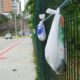 Sacolas com fezes de cachorro são penduradas em grades no Parque das Castanheiras, em Vila Velha