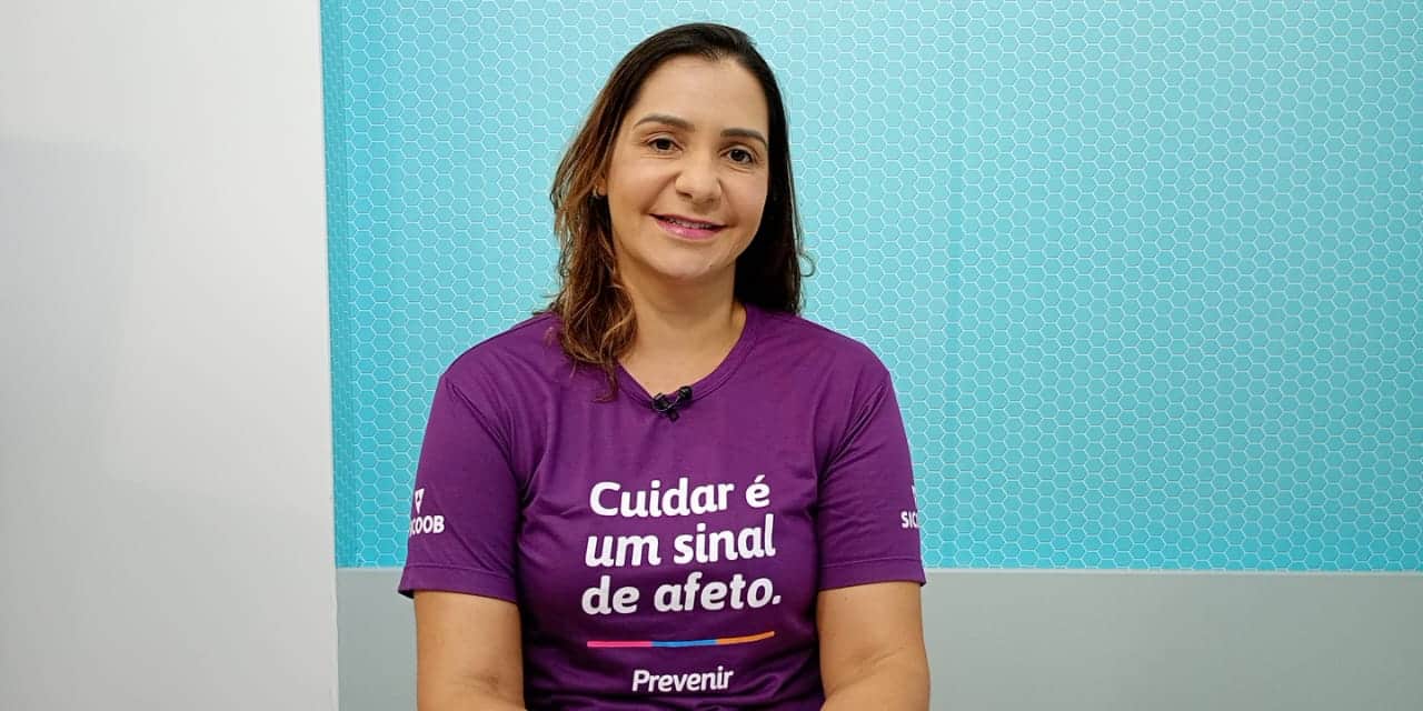 A supervisora de responsabilidade social, Sanda Martins, conta como o programa Prevenir do Sicoob Espírito Santo leva prevenção e cuidado para comunidades de todo o estado, com exames gratuitos e palestras de conscientização. Foto: Rafael Nery