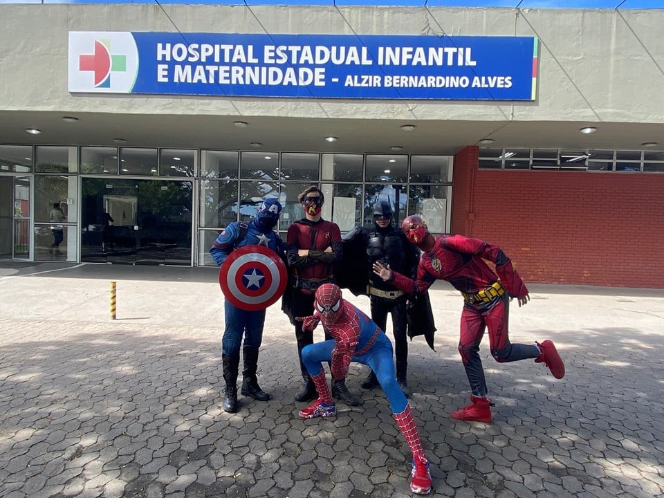 Voluntários vestidos de super-herois no Hospital Infantil e Maternidade Alzir Bernardino Alves (Himaba), em Vila Velha