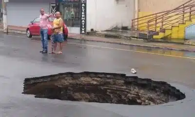 Indenização pode ser solicitada em casos de danos causados por buracos nas ruas. Foto: Reprodução da internet