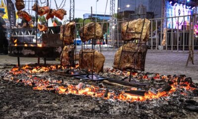 O Festival AssadorES traz churrasco de qualidade e cerveja artesanal, além de muita música e diversão para toda a família no Shopping Vila Velha. Foto: Divulgação