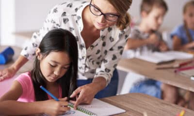 Neste Dia do Professor, celebramos a força e a dedicação dos educadores que lutam pela valorização da educação todos os dias. Foto: Freepik