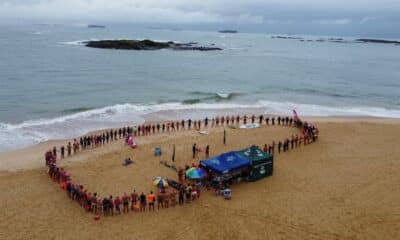 Com foco no Outubro Rosa, o evento busca alertar sobre a relevância do diagnóstico precoce, reunindo mais de 300 participantes para uma atividade física no mar. Foto: Divulgação