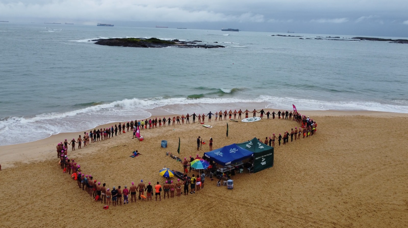 Com foco no Outubro Rosa, o evento busca alertar sobre a relevância do diagnóstico precoce, reunindo mais de 300 participantes para uma atividade física no mar. Foto: Divulgação