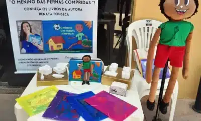 Acessibilidade e aprendizado caminham juntos com O Menino das Pernas Compridas, integrando QR Codes, Libras e miniaturas 3D para todos os leitores. Foto: Reprodução/ Instagram: @omeninodaspernascompridas