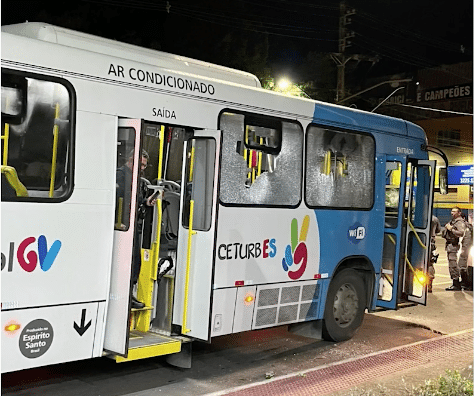 Confronto com a PM, morte e ônibus apedrejado em Vitória