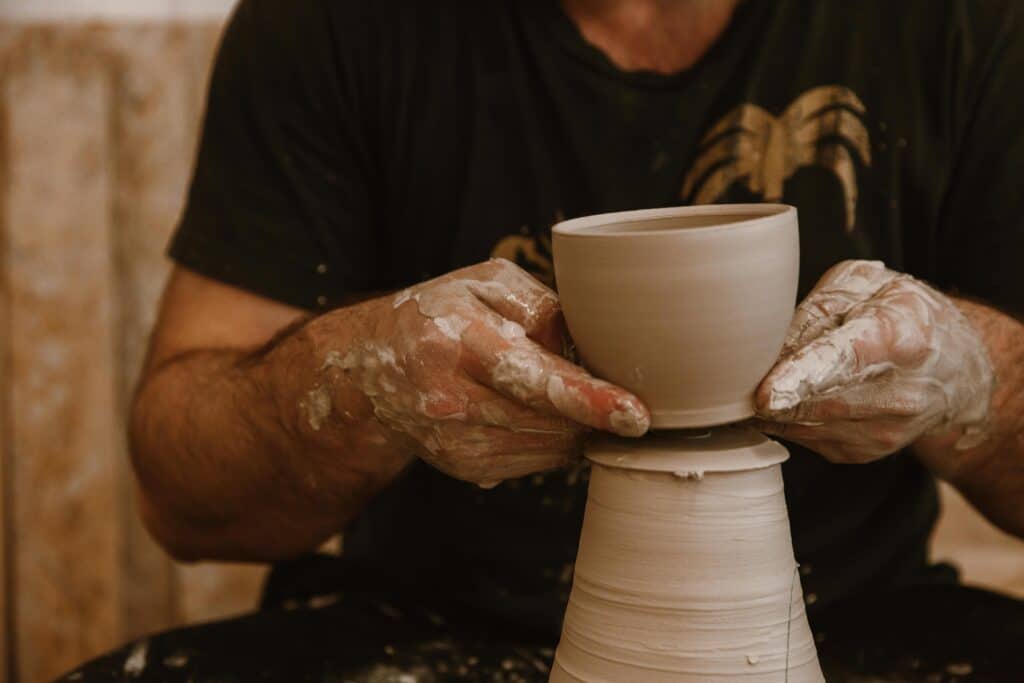 São vários os lugares em que é possível aprender cerâmica na Grande Vitória. Foto: Pexels