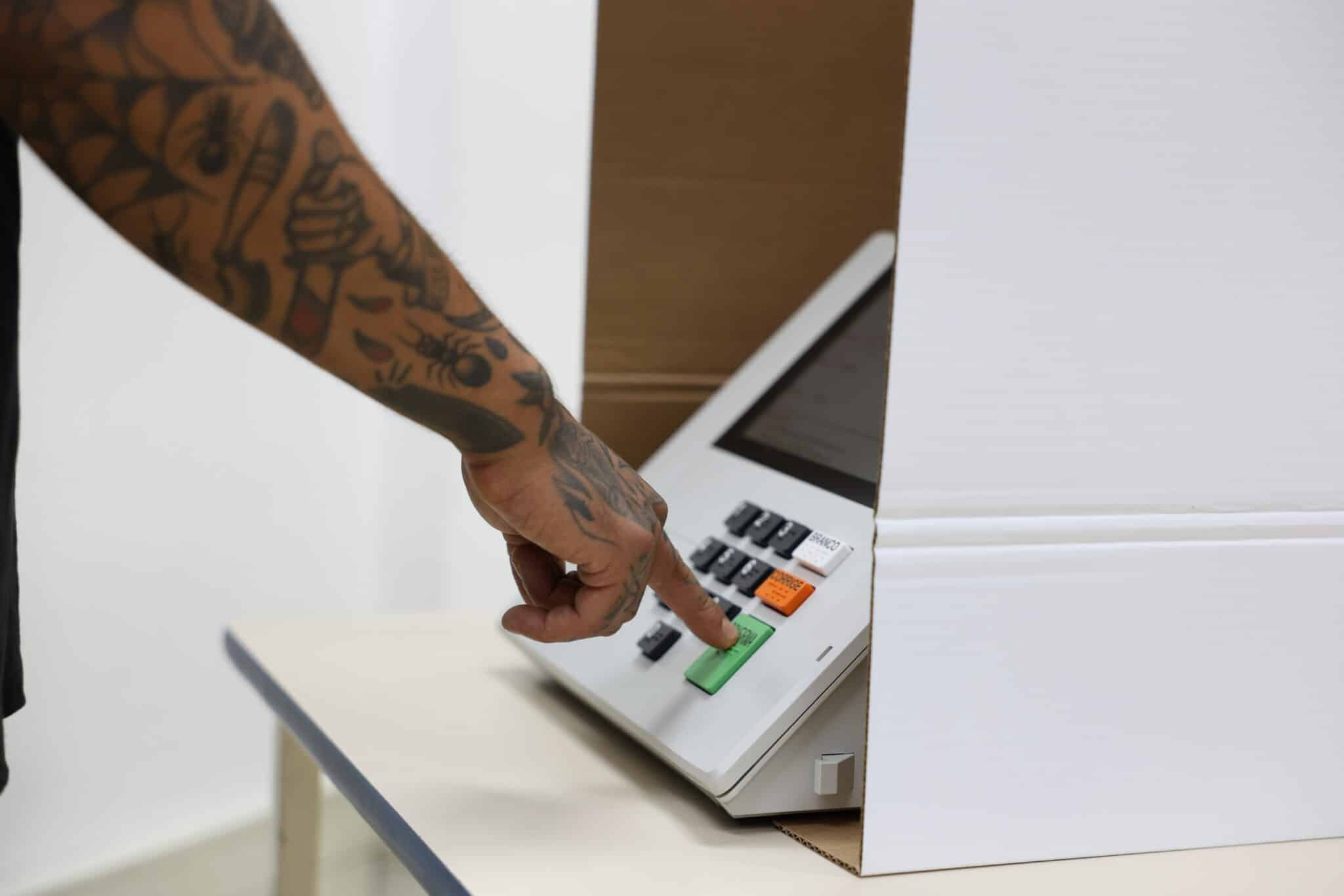 eleições; voto; urna; justificar voto; fim da reeleição