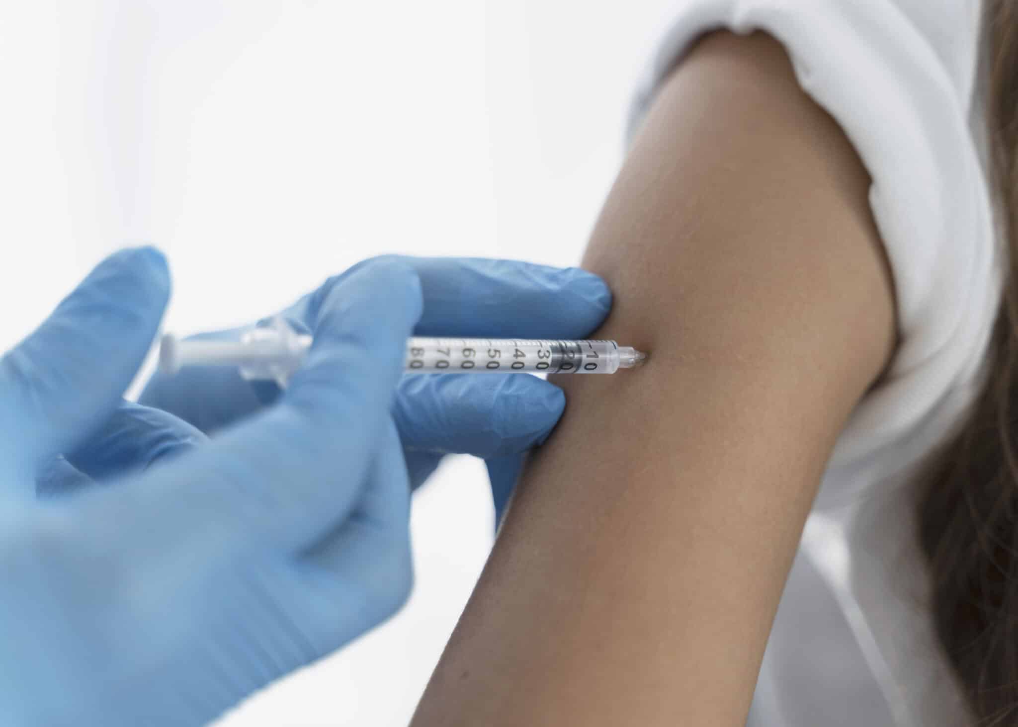 Prefeitura da Serra promove vacinação gratuita contra HPV e Influenza no Shopping Montserrat até sexta-feira (23), com foco em crianças, adolescentes e grupos de risco. Foto: Divulgação