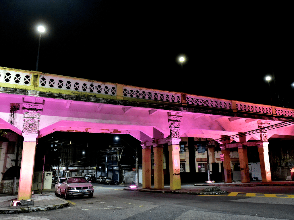 Neste Outubro Rosa, a Catedral Metropolitana, o Viaduto Caramuru e a Basílica de Santo Antônio estão iluminados em rosa para sensibilizar sobre a importância da prevenção do câncer de mama. Foto: Divulgação