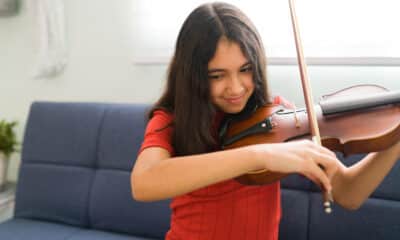 16 violinistas representaram Vitória em concerto no Teatro Municipal do Rio de Janeiro, destacando o talento jovem no cenário musical brasileiro. Foto: Freepik