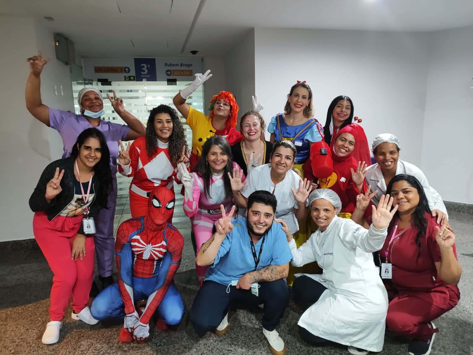 O Dia das Crianças foi cheio de alegria no Vitória Apart Hospital, com super-heróis e personagens de desenhos animados levando sorrisos e diversão para os pequenos internados. Foto: Divulgação