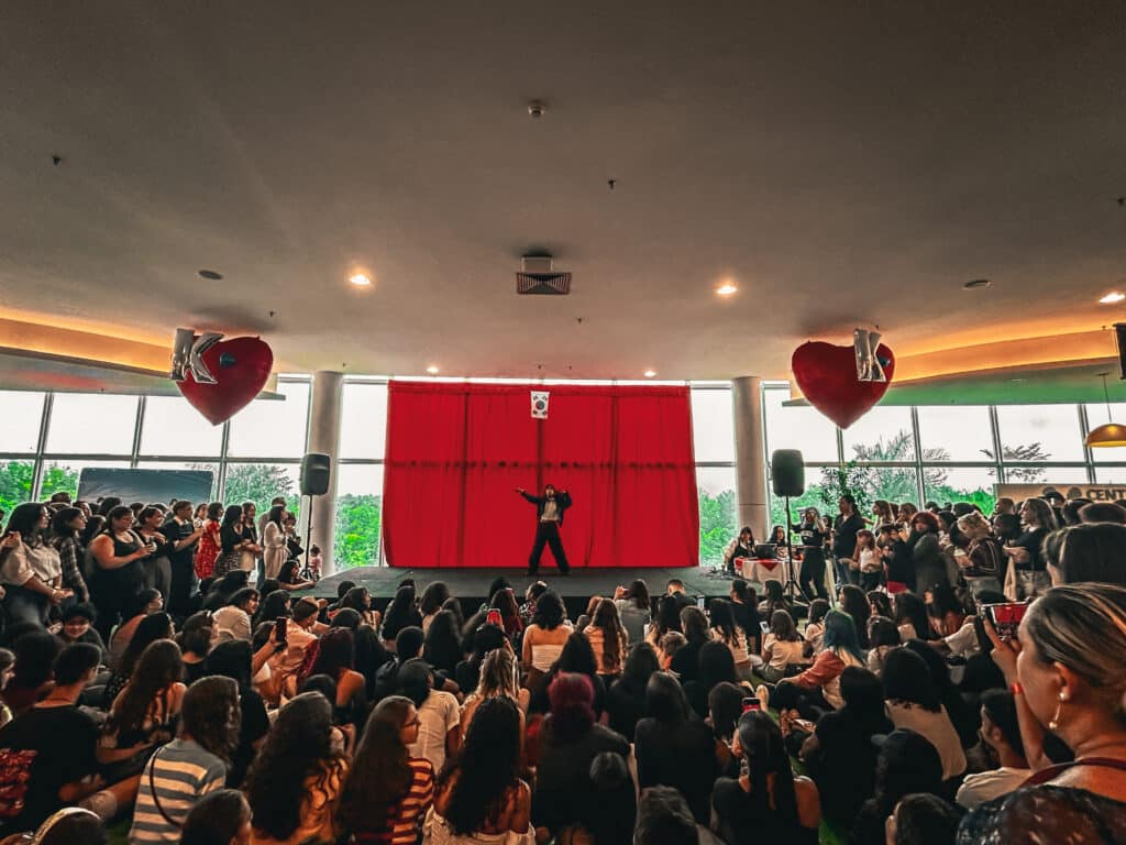 Balada de K-pop no Shopping Mestre Álvaro