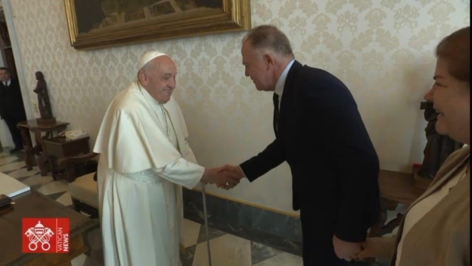 Renato Casagrande encontra e cumprimenta o Papa Francisco, em visita à Santa Sé, com a primeira-dama, Dona Virgínia