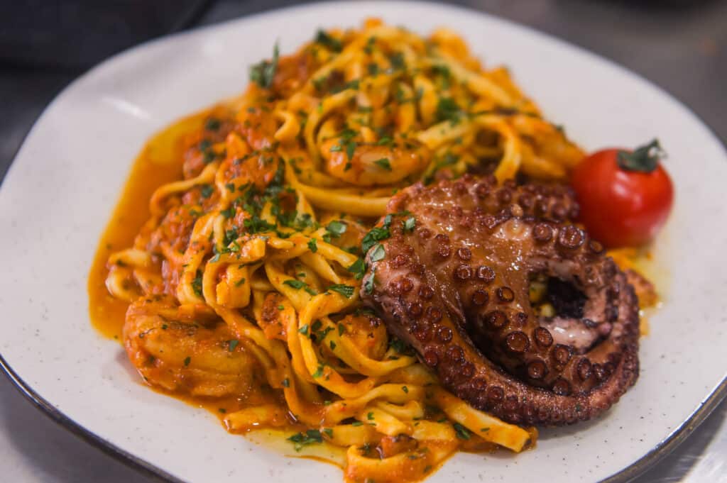 Fettuccine de frutos do mar ao molho mediterrâneo será servido na Cervejaria Zamprogno, em Santa Teresa