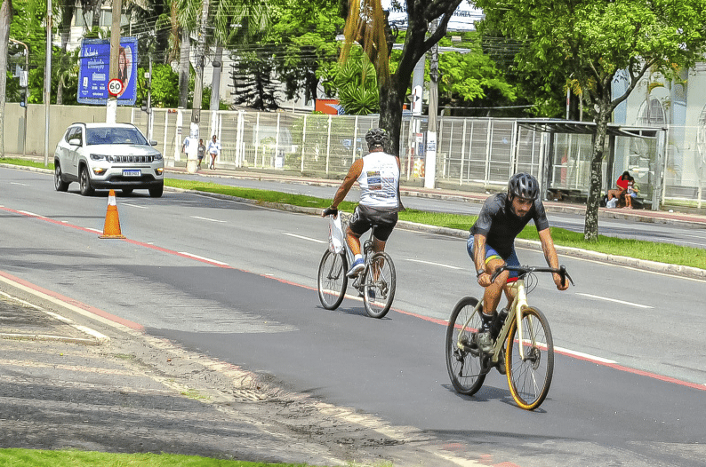 Ciclovia e ciclofaixa na avenida Beira-Mar, em Vitória