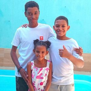 Os irmãos Davi,14, Vitor, 10, e Vitória, 8 anos, esperam por um lar. Foto: TJES