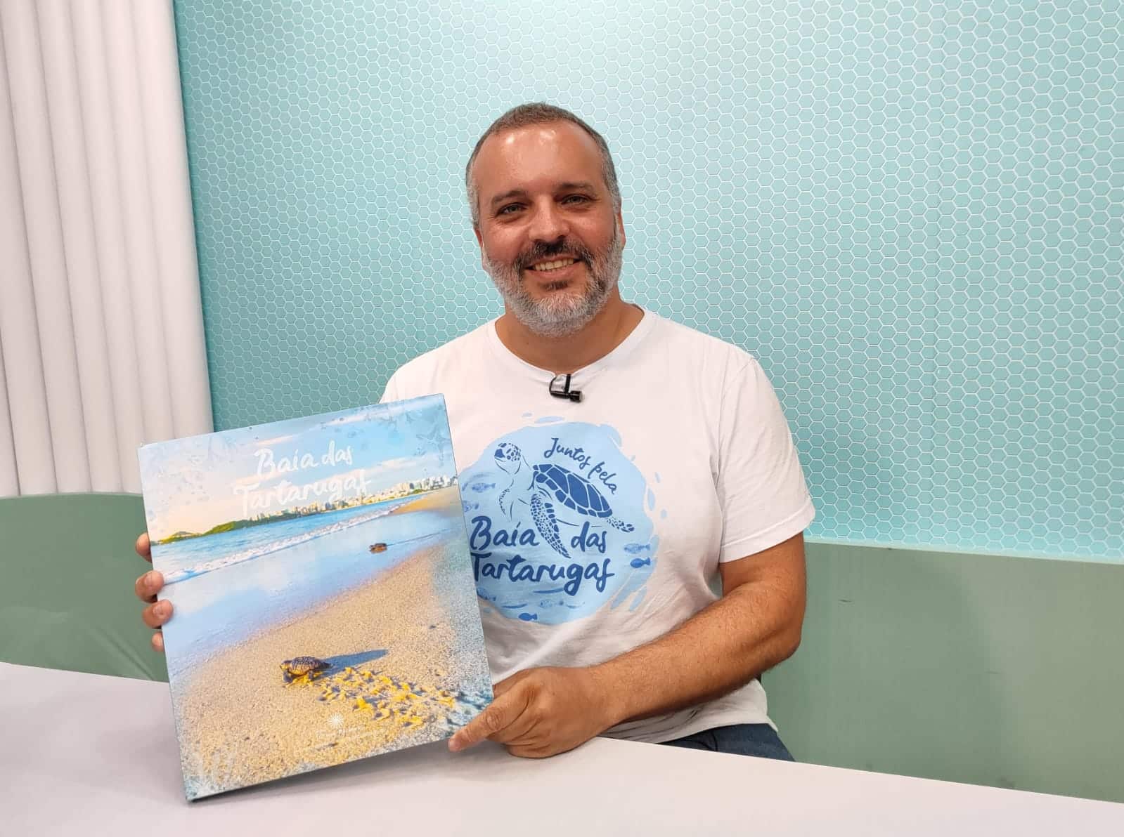 O fotógrafo Leonardo Merçon lança o livro "Baía das Tartarugas" para conscientizar sobre a importância da preservação ambiental em Vitória. Foto: Fernanda Côgo