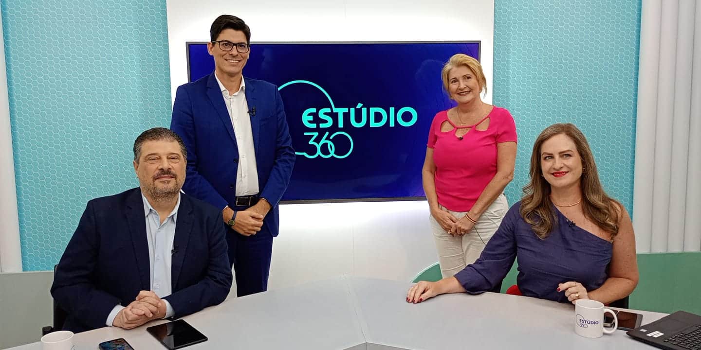 O deputado Mazinho dos Anjos lidera o debate sobre o uso de celulares nas escolas, enquanto a professora Cleonara Schwartz destaca a importância de regramentos e usos pedagógicos para a tecnologia na educação. Foto: Rafael Nery