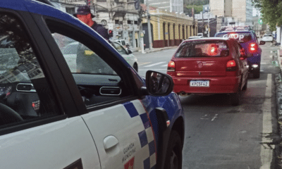 Viatura da Guarda Municipal de Vitória e carro roubado apreendido