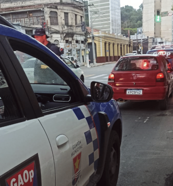 Viatura da Guarda Municipal de Vitória e carro roubado apreendido