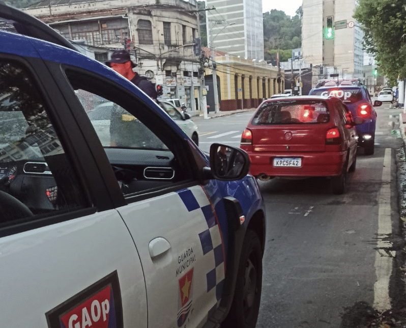 Viatura da Guarda Municipal de Vitória e carro roubado apreendido