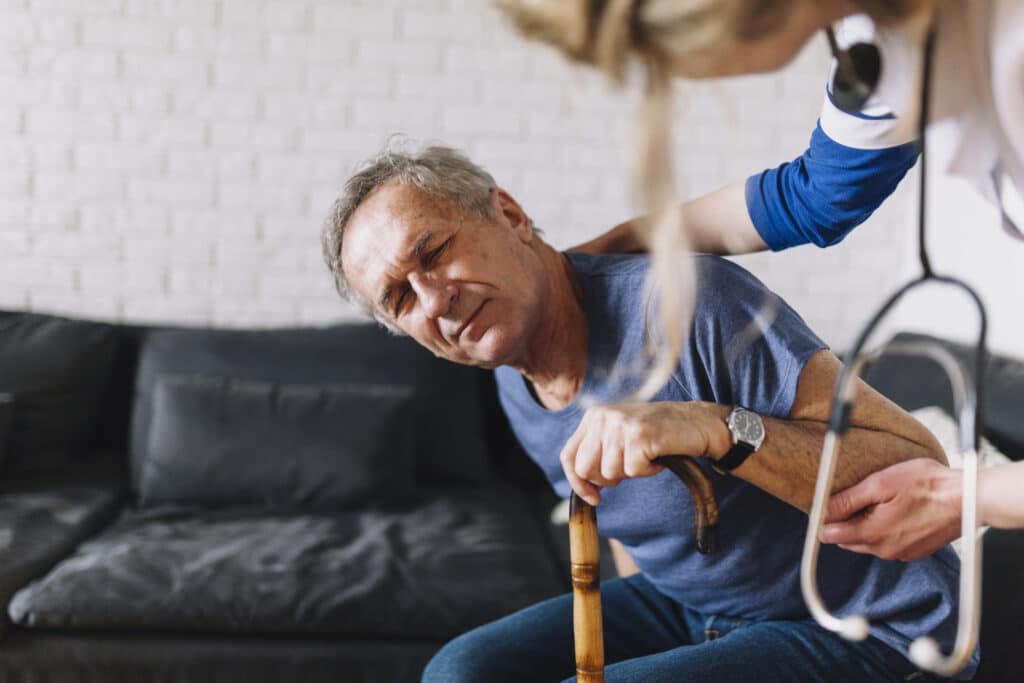 Idosos ajudado por uma profissional da saúde