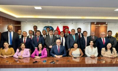 Os candidatos ao Quinto Constitucional. Ao centro da mesa, o presidente da Comissão Eleitoral, Alessandro Rostagno