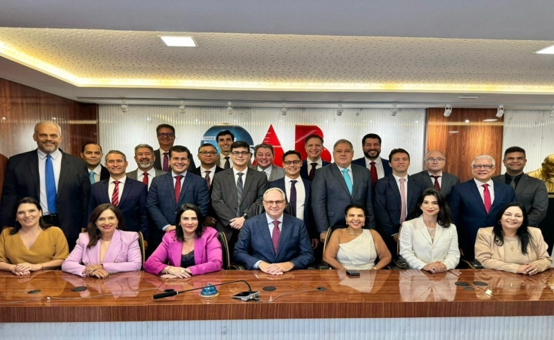 Os candidatos ao Quinto Constitucional. Ao centro da mesa, o presidente da Comissão Eleitoral, Alessandro Rostagno