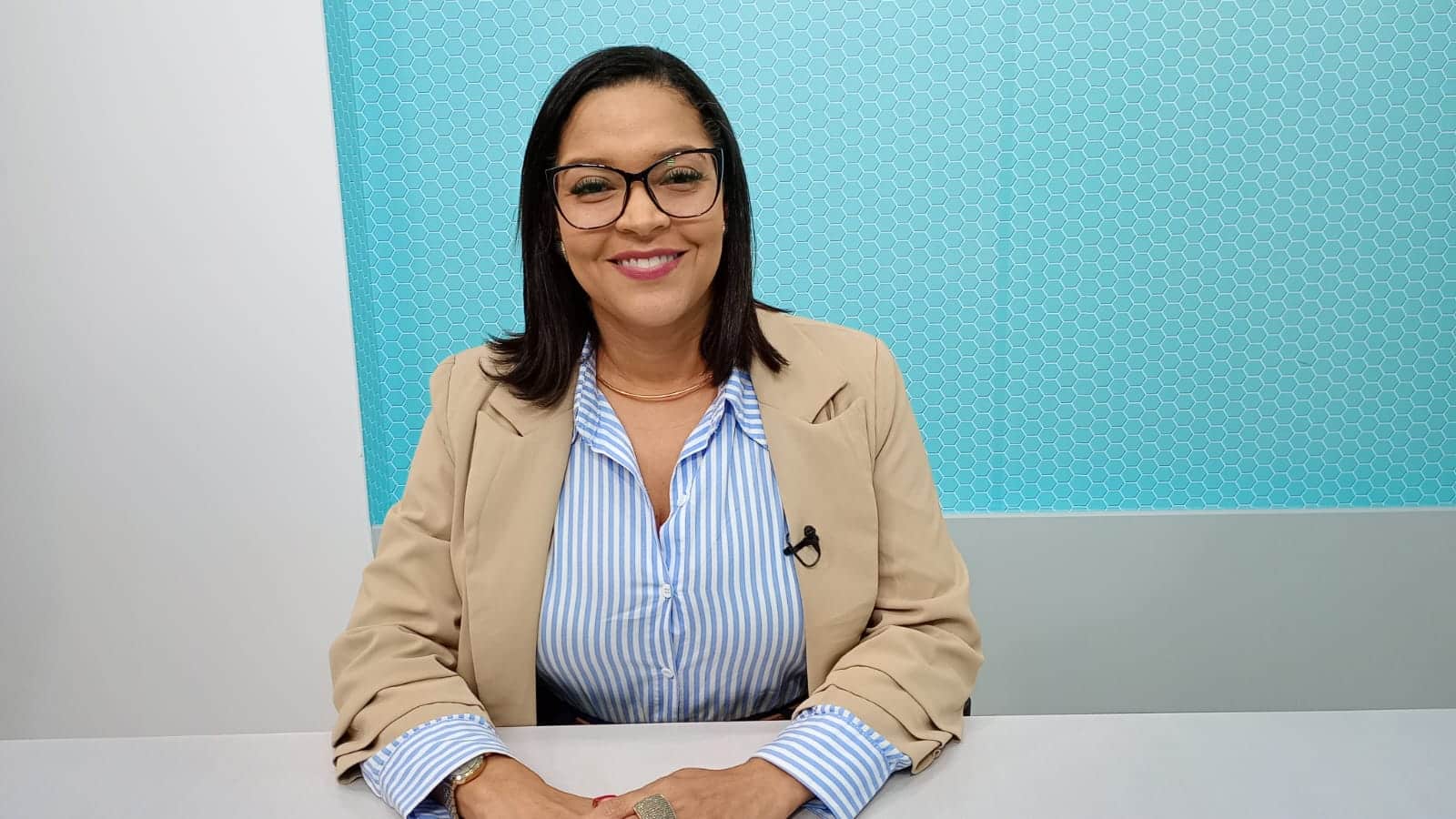 A gerente de Direitos Humanos da Secretaria de Cidadania, Direitos Humanos e Trabalho de Vitória, Renata Segóvia, explica sobre a Semana da Juventude Vitória que oferece oficinas práticas e entrevistas de emprego para jovens de 15 a 29 anos. Foto: Rafael Nery