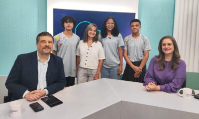 A professora Eliene Soares e os alunos Ana Beatriz Nascimento, Victor Amorim e João Victor Bonruk contam sobre os detalhes do projeto de stop motion. Foto: Fernanda Côgo