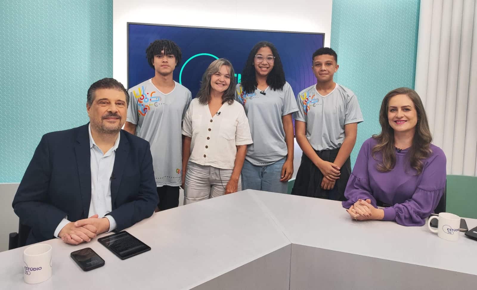 A professora Eliene Soares e os alunos Ana Beatriz Nascimento, Victor Amorim e João Victor Bonruk contam sobre os detalhes do projeto de animação escolar transforma criatividade dos alunos em curtas exibidos ao público. Foto: Fernanda Côgo