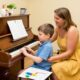 A inclusão musical através do piano torna-se uma ferramenta poderosa de desenvolvimento motor, emocional e social para jovens com autismo. Foto: Freepik