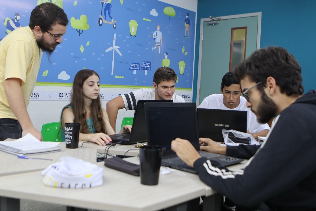 Hackathon: Hack FAESA 13.0 reúne estudantes e profissionais em uma maratona de 24 horas de inovação e tecnologia. Foto: Divulgação